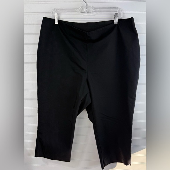 Lane Bryant Pants - Lane Bryant women’s black pull on stretch dress business casual capris. Size 18